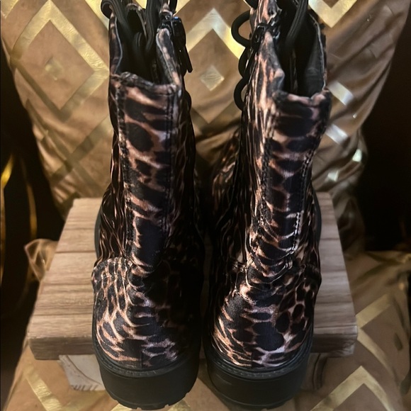 Leopard Print Lace-Up Boots - Picture 5 of 6